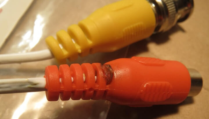 The yellow and red connectors of the cable