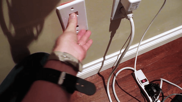 Setting a wall plug